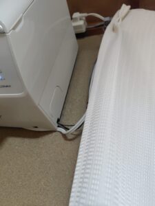 エアコンの壁穴（ダクト）から光回線の引き込み（室内からの画像）