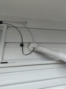 エアコンの壁穴（ダクト）から光回線の引き込み（外からの画像）