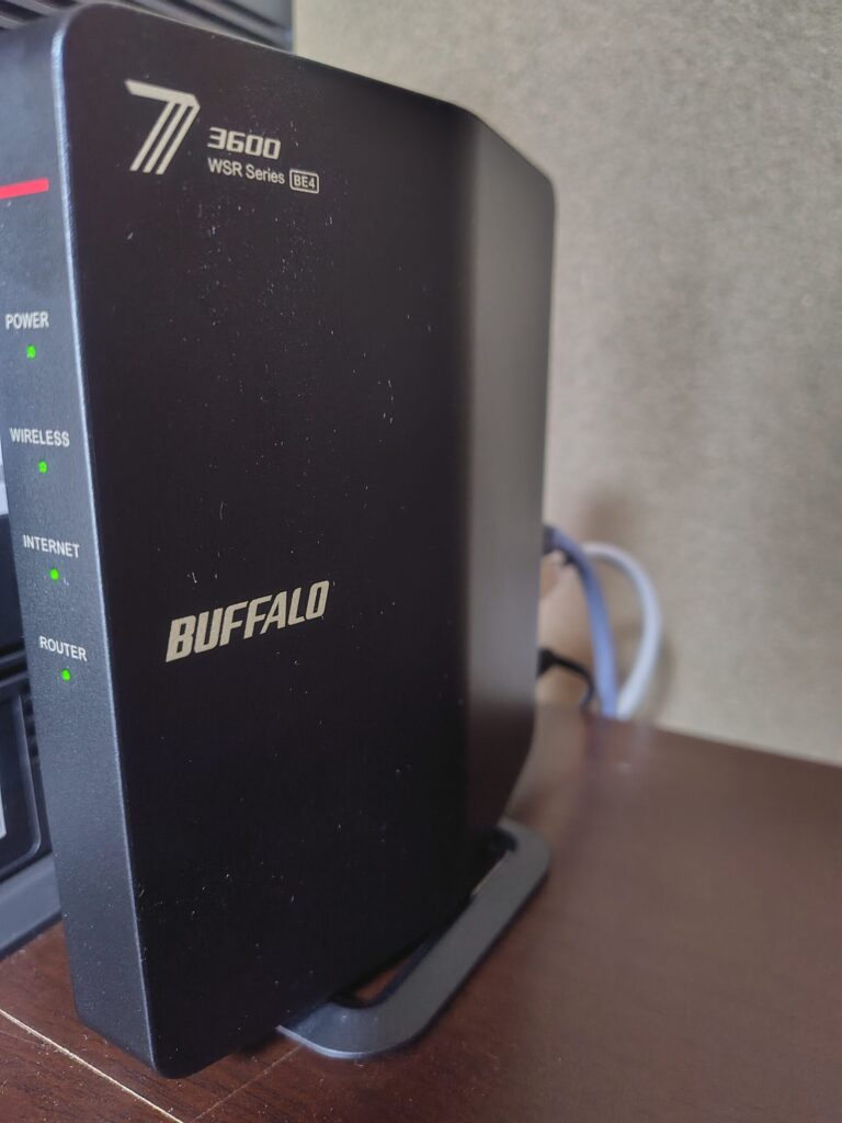 実際にOCNプロバイダから送られてきた無料レンタル中のWi-FiルーターWSR3600BE4P-BKの画像